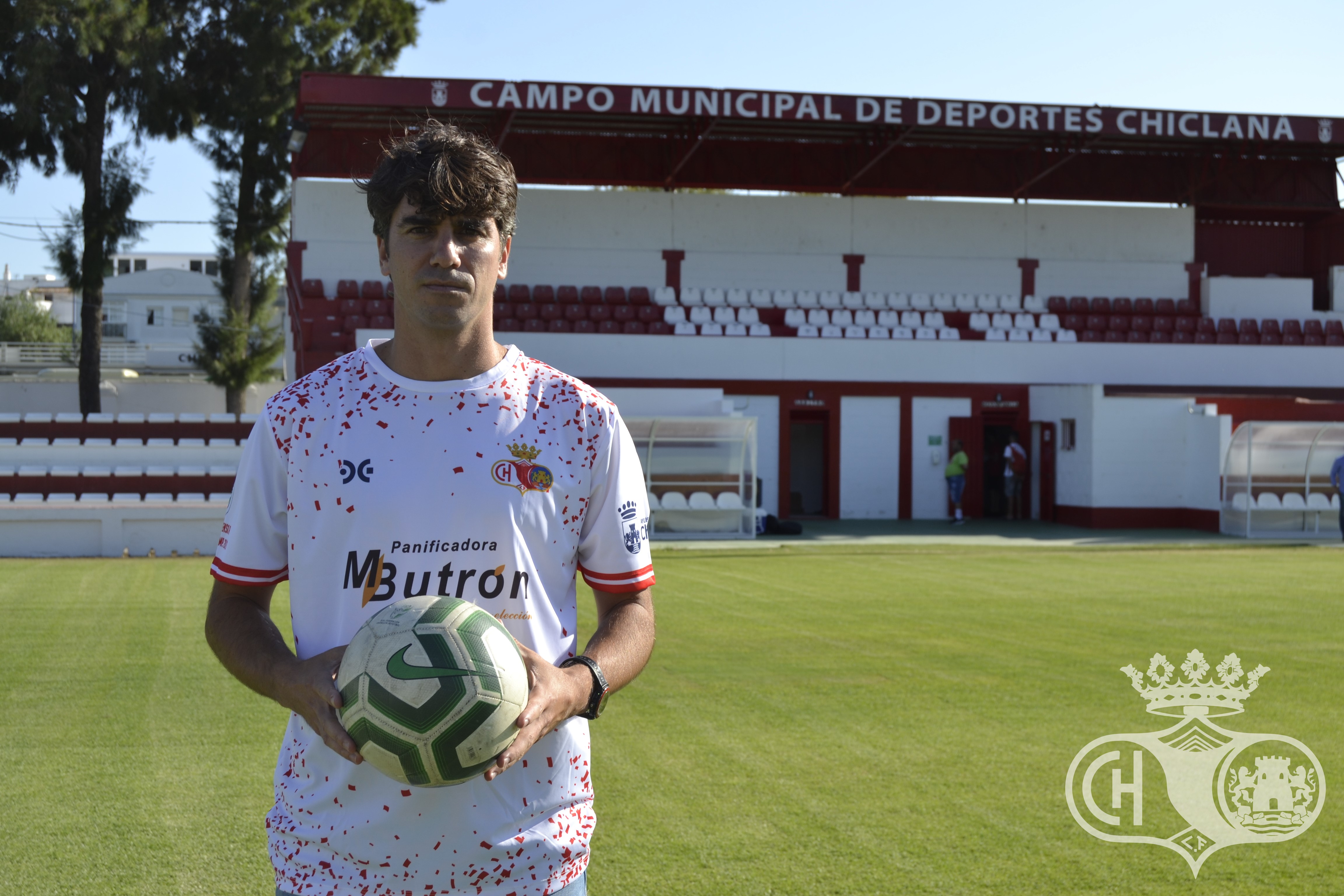 Manu Lebrón sobre el césped del Municipal