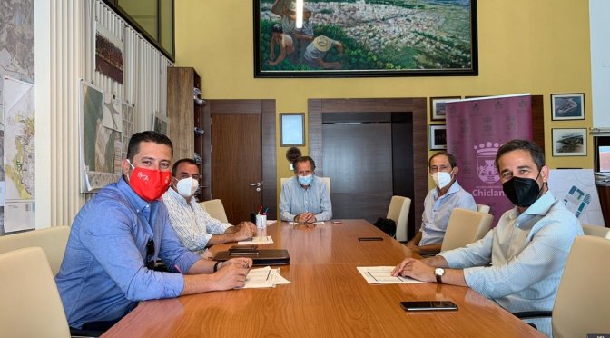 El Chiclana C.F. analiza la temporada con el alcalde de la localidad, José María Román