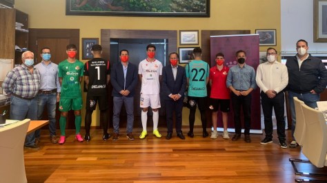 Jugadores y patrocinadores con la nueva equipación