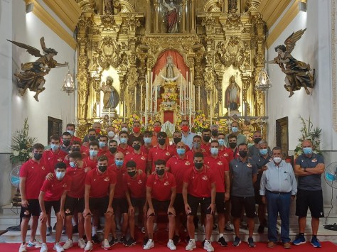 equipo posando ante la virgen