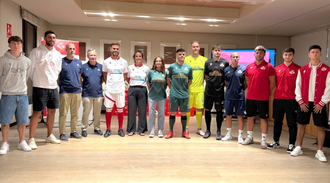 El Chiclana C.F. presentó ayer sus equipaciones oficiales para la temporada 25/26